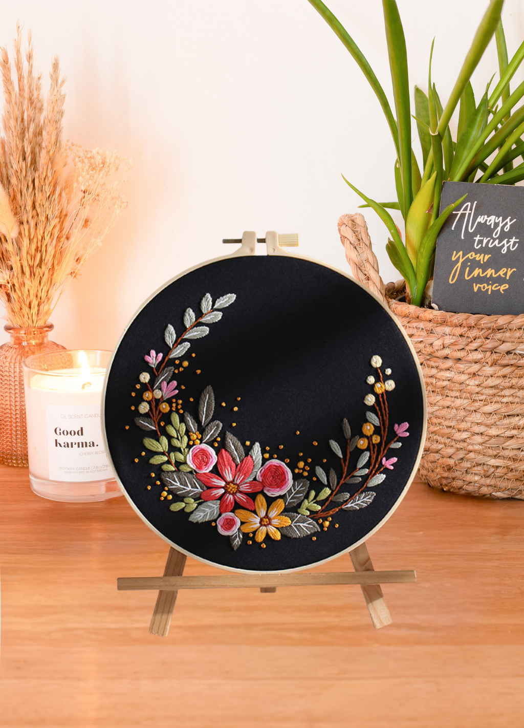 Velvet Bloom – Borduurset met bloemenkrans op donkere achtergrond