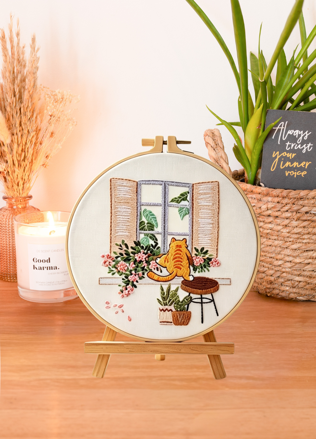 Mischief at the Window – Borduurset met kat bij open raam