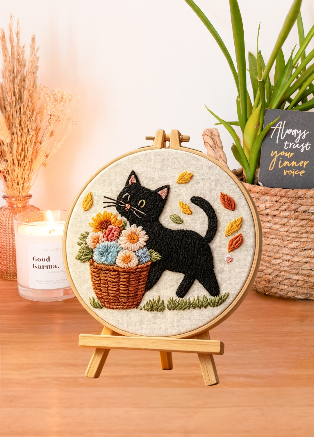 Midnight Mischief – Borduurset met zwarte kat en bloemenmand