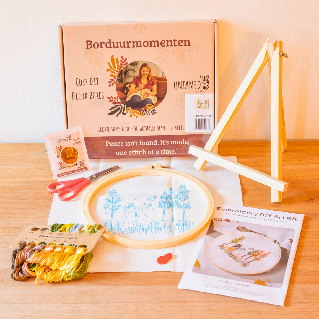 Balade d'automne – Kit de broderie avec une fille, un oiseau et des arbres d'automne