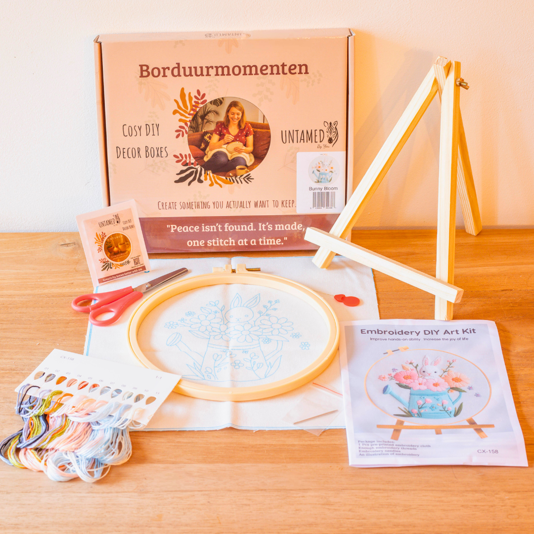 Bunny Bloom – Borduurset met gieter, bloemen en lief konijntje