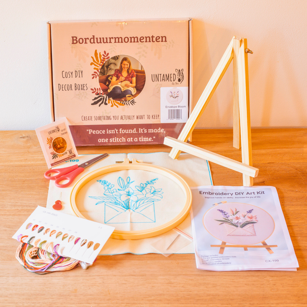 Envelope Bloom – Embroidery kit with a flower bouquet in an envelope