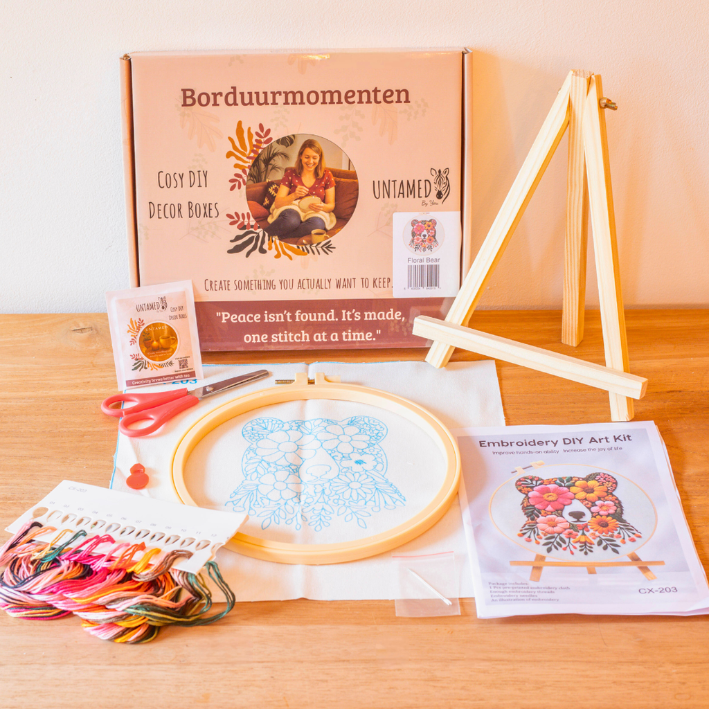 Floral Bear – Borduurset met bloemenbeer en warme kleuren