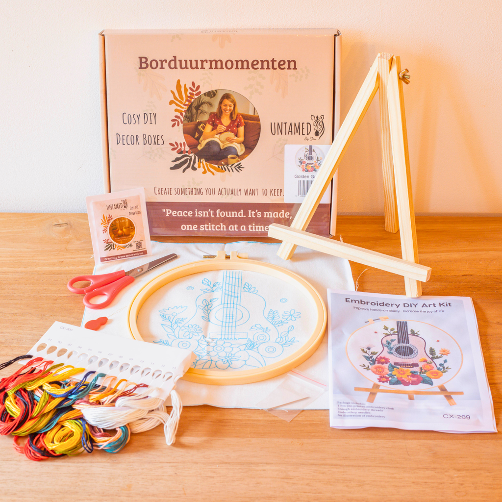 Golden Guitar – Borduurset met bloemen en akoestische gitaar