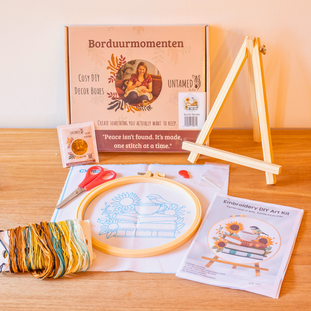 Sunlit Stories – Borduurset met boeken, zonnebloemen en een vogeltje