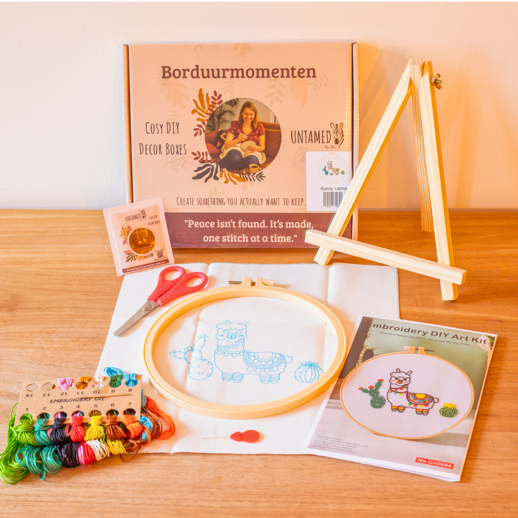Sunny Llama – Kit de broderie avec un lama joyeux et des fleurs du désert