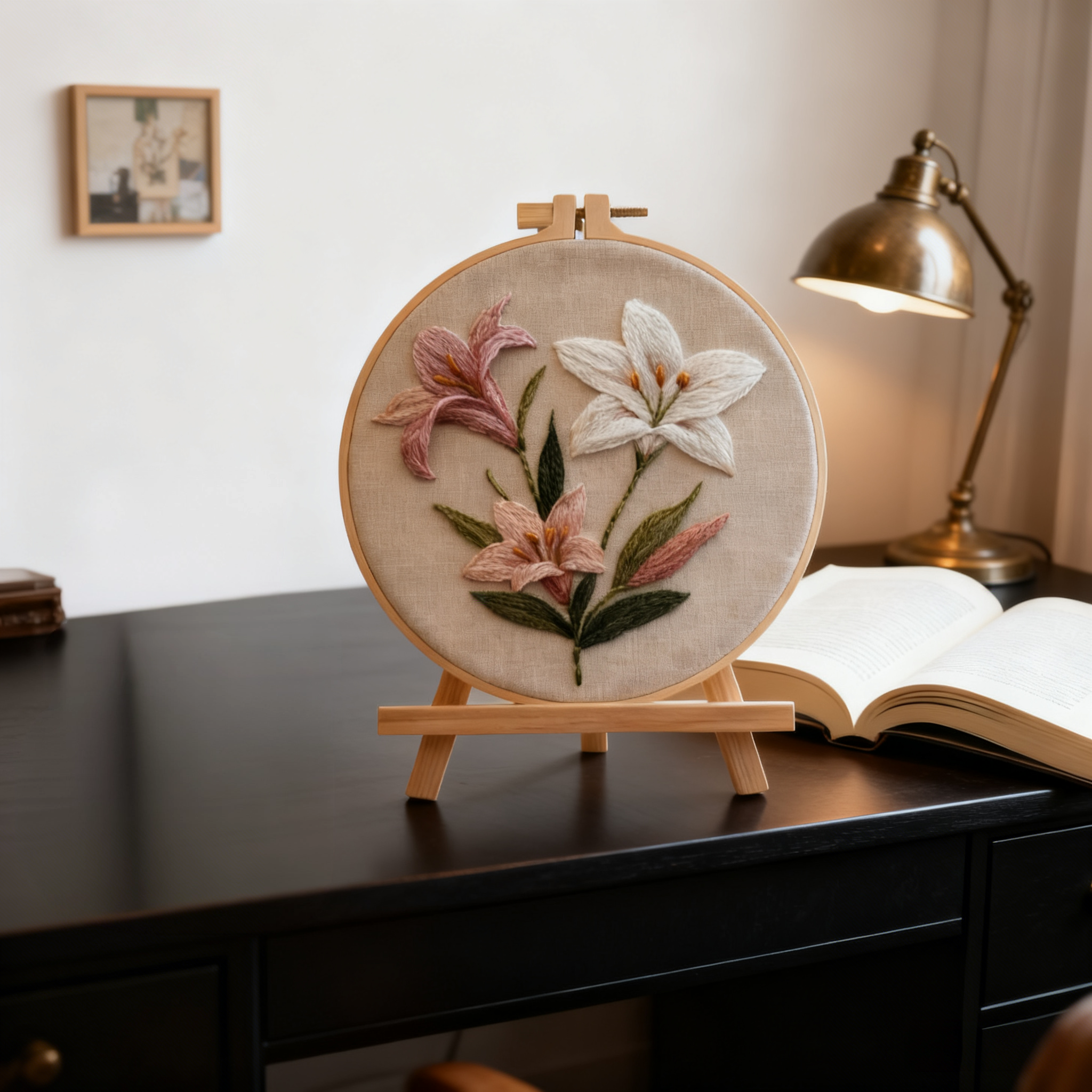 Lily Grace – Borduurset met elegante lelies in zachte tinten