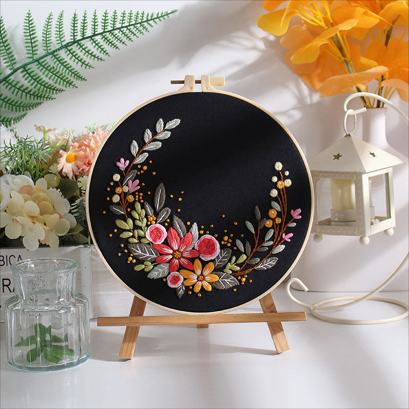 Velvet Bloom – Borduurset met bloemenkrans op donkere achtergrond