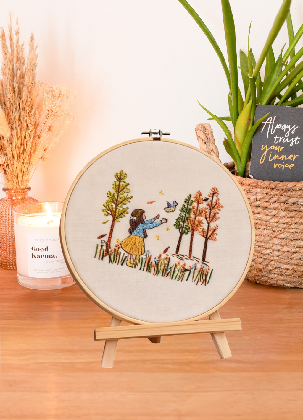 Balade d'automne – Kit de broderie avec une fille, un oiseau et des arbres d'automne