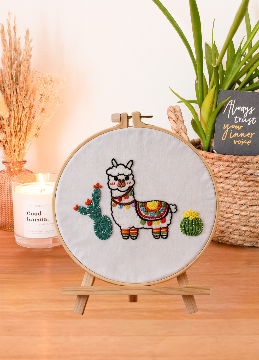 Sunny Llama – Borduurset met vrolijke lama en woestijnbloemen